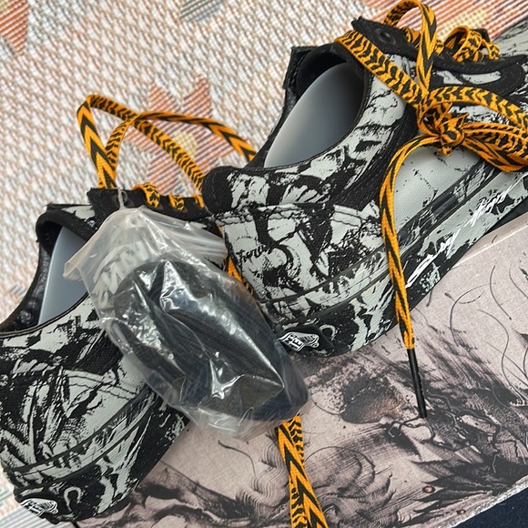 Vans WMNS Old Skool
Year Of The Tiger Black/Gray 
VN0A3WKTN42
Sneakers - Picture 15 of 16